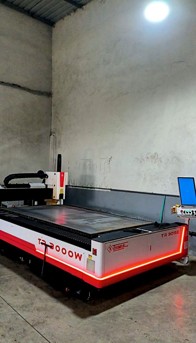 Mesa de corte a laser em operação na fábrica
